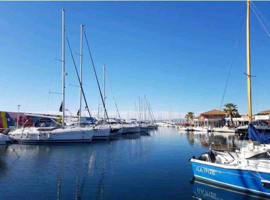 Face au Port Santa Lucia tout à pieds, calme, wifi Saint-Raphaël Extérieur photo
