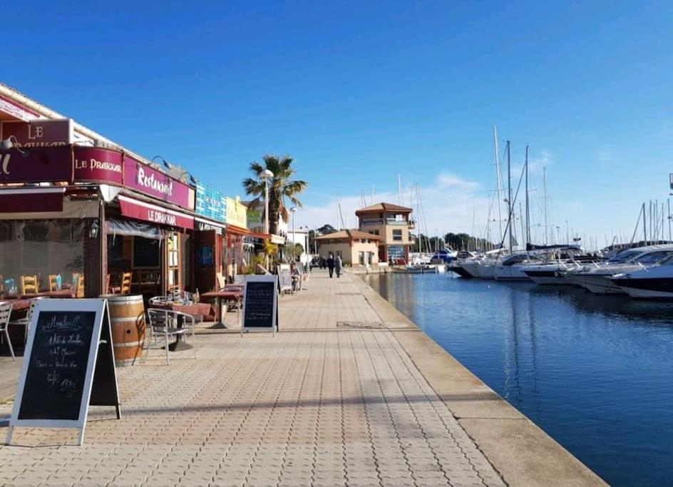 Face au Port Santa Lucia tout à pieds, calme, wifi Saint-Raphaël Extérieur photo